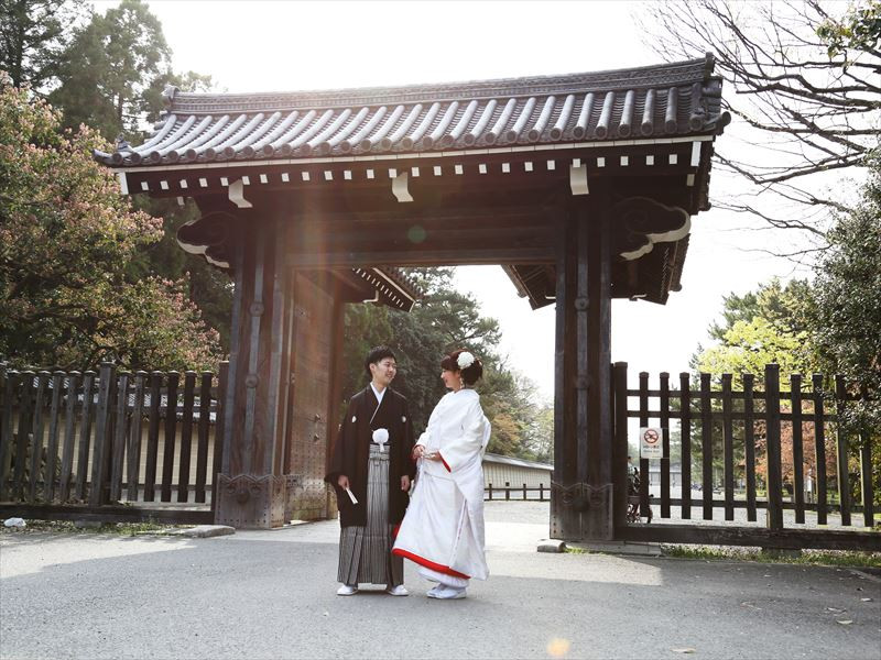 梨木神社の結婚式（仙洞御所の門で記念撮影）